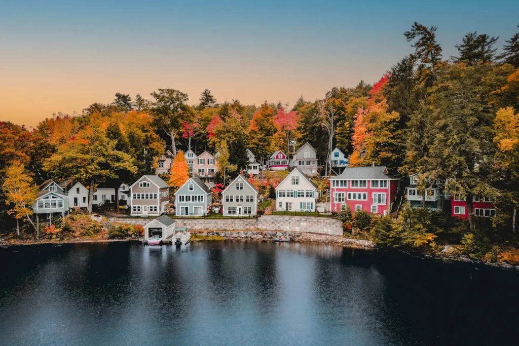 Houses on a lake in the state of New Hampshire
